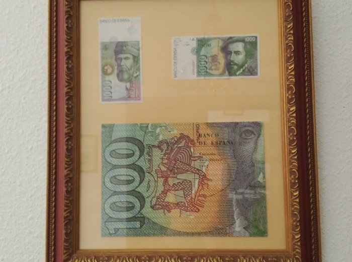 141. Libro y cuadro conmemorativo del billete de 1.000 pts., con la efigie de Hernán Cortés. 