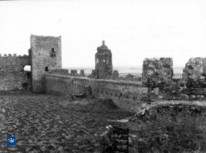 Torreón del castillo reconvertido en campanario.