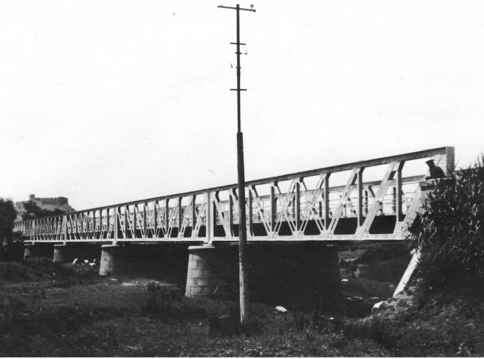 'Puente de Hierro'. Sobre el río Ortigas, en la C-520 entre Medellín y Don Benito. Sustituido alrededor de 1984).