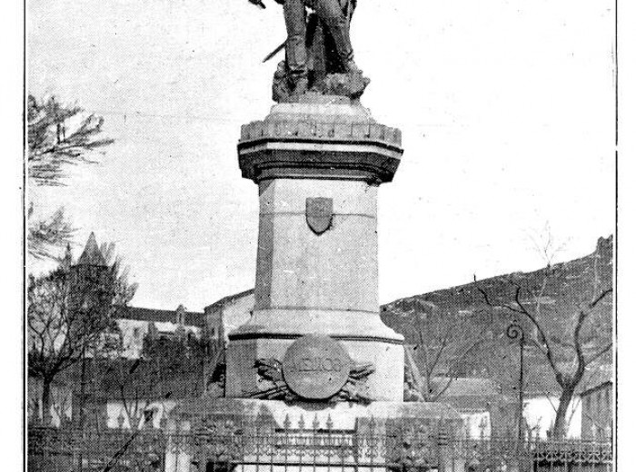Monumento a Hernán Cortés en la Plaza del mismo nombre.