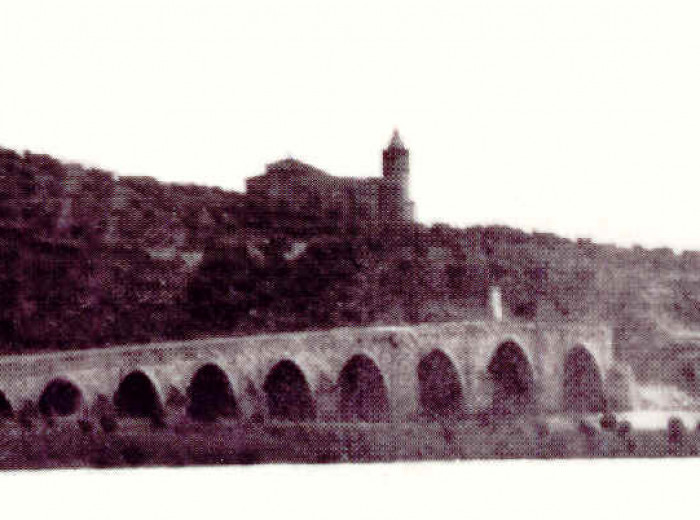 Vista del puente de Medellín volado por las tropas republicanas. (c.a.1938)