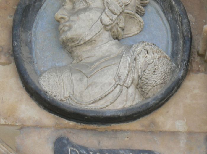 Medallón que representa al marqués de Villena. Plaza Mayor de Salamanca