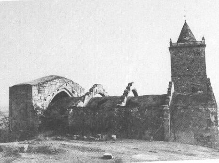 Vista posterior de la Iglesia de Santiago antes de su restauración..