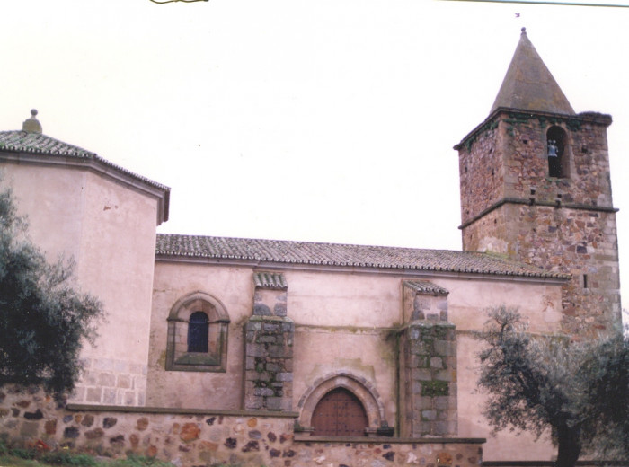 Fotografía de la fachada norte de la iglesia.