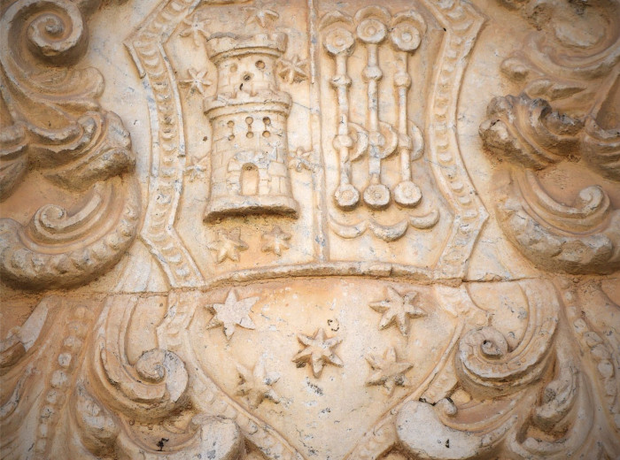 Detalle del escudo del obispo de Plasencia Bayles y Padilla