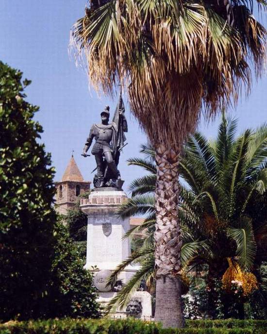 La Plaza de Hernán Cortés. Al fondo la Iglesia donde recibiera el Bautismo.