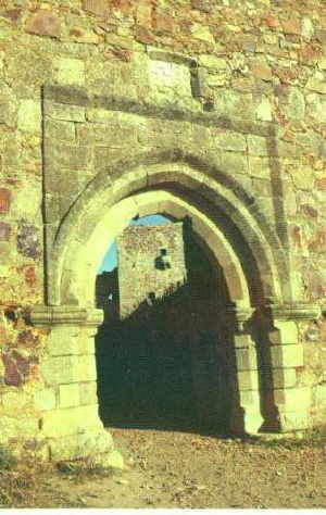 Puerta oeste (gótica) del castillo. Arriba los escudos de los Portocarrero. (Foto:  HOY-Caja Duero, 1995)