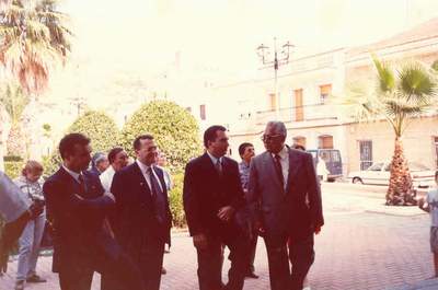 Recibimiento de la Corporacin Municipal de Tlaxcala a las puertas del Excmo. Ayuntamiento de Medelln. (1997)