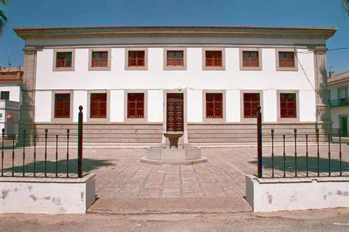 Ayuntamiento actual. Inaugurado en 1957. (Foto: J.F. Holgun, Ag.'03)