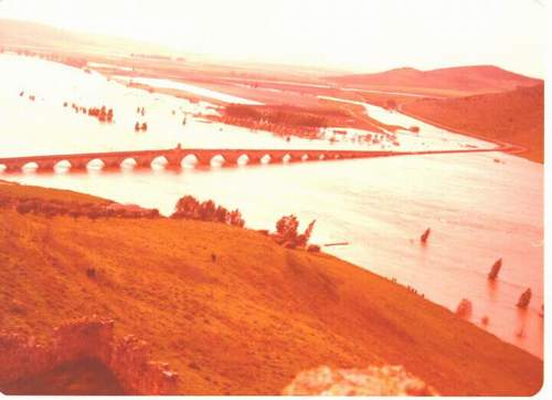Última gran avenida del Guadiana.: el agua rebasó "los puentecillos" añadidos al puente. (Foto T. García: Febrero de 1979)
