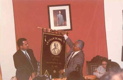 Entrega de obsequios por parte del Excmo. Sr. Alcalde-Presidente del Ayto. de Medelln.