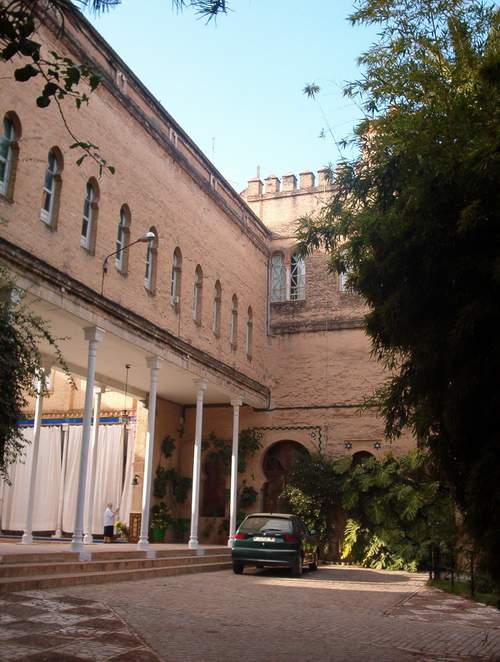 Foto interior del Colegio. El saln donde muri Corts se encuentra tras las cortinas blancas. (Gentileza del profesor Bernal Ramos, Mxico)