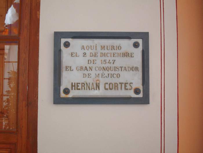 Lpida que seala la Sala del Palacio donde muri Corts. (Gentileza del profesor Bernal Ramos)