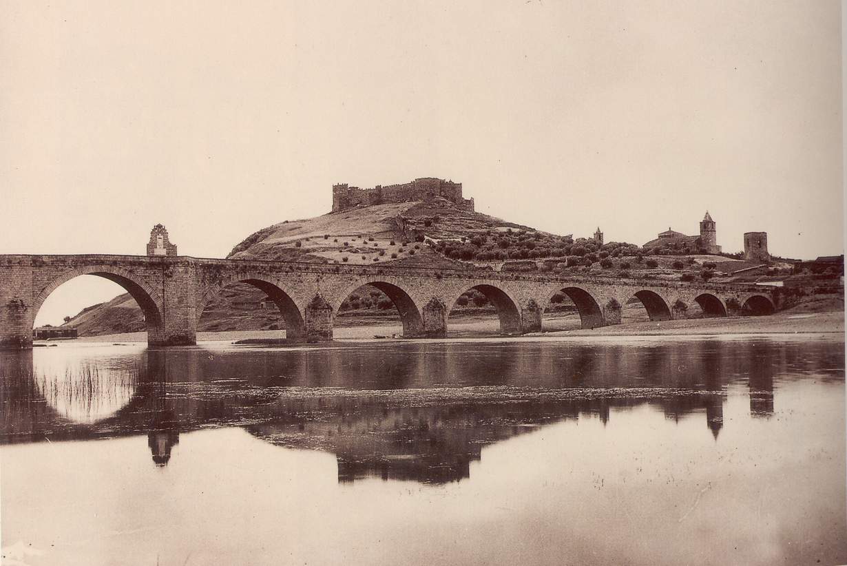 Vista del Puente y del Castillo. (Fotografa: F. Garrorena, 1929)