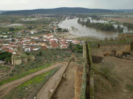 Vista de la crecida del Guadiana desde el castillo. (Foto: J.A.R,.M, 24/2/10)