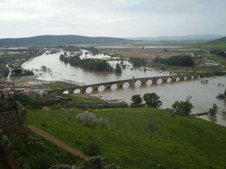 Vista de la crecida del Guadiana desde el castillo. (Foto: J.A.R,.M, 24/2/10)