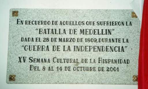 Placa Conmemorativa  situada en los soportales de la fachad Norte del Ayuntamiento. 