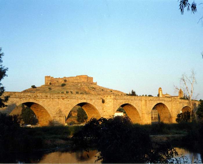 Atardecer. Sobre el Puente, de poca barroca,  el majestuoso castillo. 