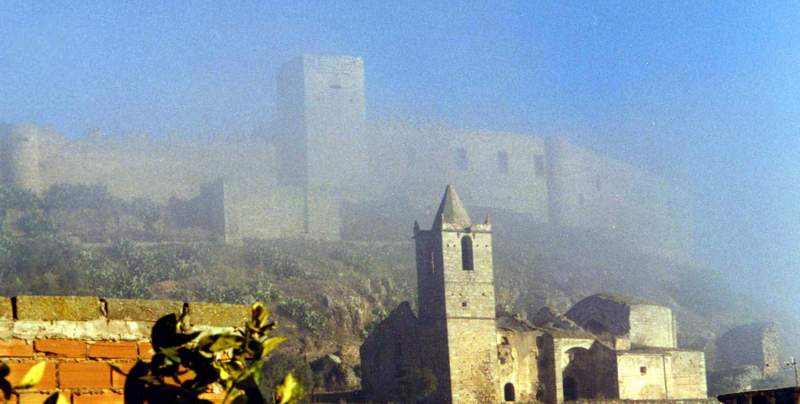 El castillo entre niebla.
