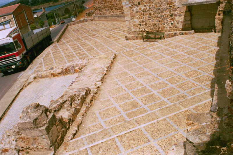 Vista cenital de la excavacin. Al fondo el puente sobre el ro Guadiana.