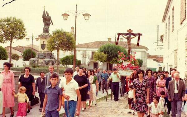 Procesión del Santísimo Cristo a comienzos de la década de los '70. Foto cedida por  D. Francisco G. Sánchez.