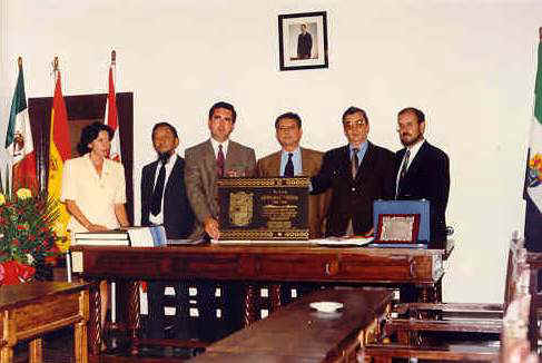 Conferenciantes de la I Semana Cortesiana haciendo entrega  de una placa al Excmo. Ayuntamiento. Esta Placa est colocada en la fachada Norte de Ayuntamiento. (1996)