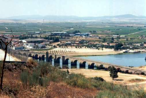 Vista de la Villa, el puente y la playa fluvial.