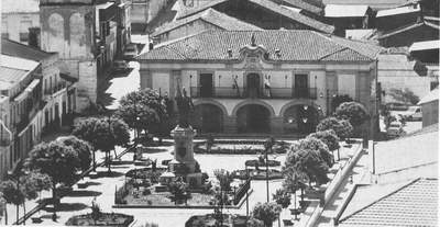 Paseo de Hernn Corts, monumento y fachada N. del Ayuntamiento. (1984)