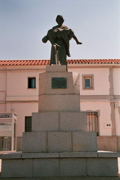 Monumento a los caidos metelinenses en las distintas guerras. (F. J.F.Holguín,2003)
