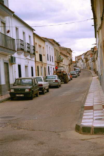 Calle Ponce de Len o de Oros. Para Haba (1995) formaba parte de la "Decumanus Mximus", junto a la Plaza Vieja (Foro?) y Palacios, de la colonia romana. (Foto T. Garca: Agosto, 02)