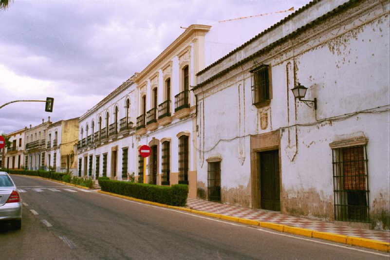 Plaza de Espaa, y a continucin Calle Colombia. Antiguos arrabales (extramuros). (Foto T. Garca, Agosto '02)