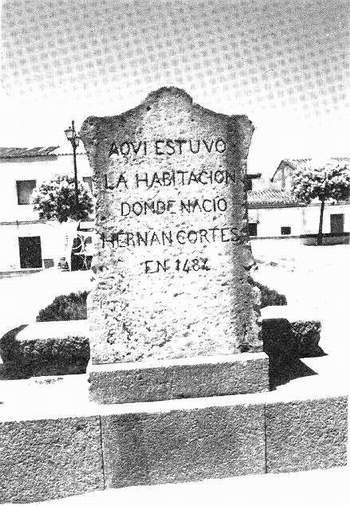 Vista posterior del monumento.  Hasta 1985 (V centenario de su nacimiento) señalaba erróneamente esa fecha.
