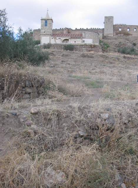 La cimentacin aparece en la ladera de castillo, debajo de la Iglesia de Santiago. (Foto. T. Garca, Octubre'04)