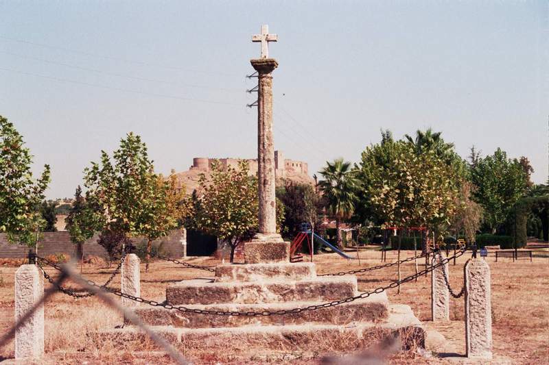 Vista actual de la Cruz, ya reconstruida. Al fondo el parque infantil y el "Paseo del Campo." (Foto: T, Garca. Octubre'04)