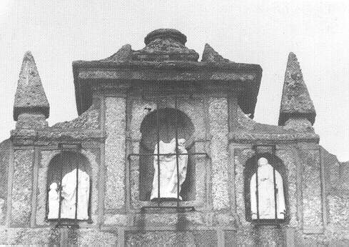 Remate del templete. Hornacinas con imágenes de San José, San Antonio y San Francisco. (Foto, Ordax y otros, 1985)