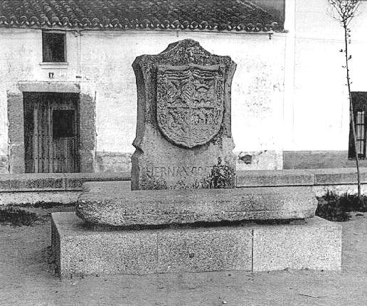 Monumento que señala el lugar que ocupaba la casa  donde nació Hernán Cortés. Contiene su escudo de Armas. (Foto:  Excmo. Ayuntamiento, ¿1957?) 