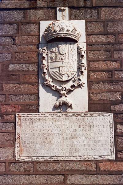 Detalle del escudo de la Casa de Austria y de la inscripcin conmemorativa. (Foto: T. Garcia. Octubre, 2004)