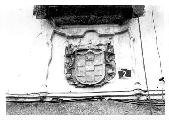 Escudo nobiliario en el número 2 de la Plaza de España. (Foto: T. García, 1978)