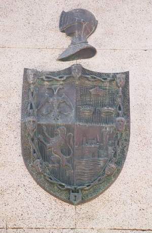 Escudo de Armas de Hernán Cortés, situado en el lado Norte del pedestal.(Foto: J.F. Holguín'03)