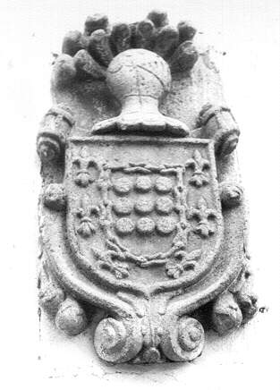 Escudo situado en la fachada de una casa situada en la  Plaza de la Iglesia, 18 (T. García, 1978)
