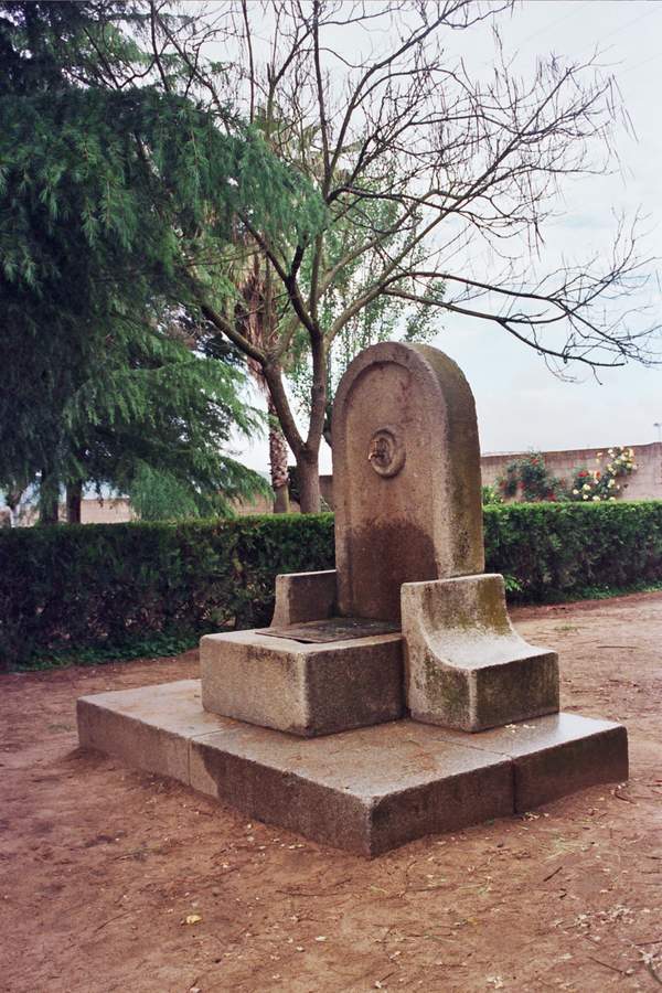 Fuente de abastecimiento pública, trasladada como motivo ornamental en la década de los '90 al Parque. (Foto T. García, 2003)