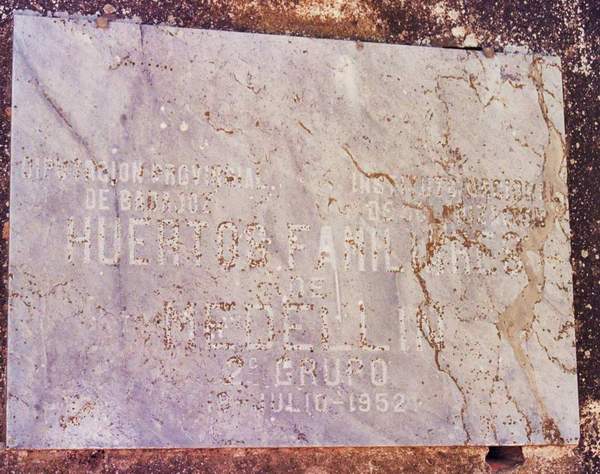 Detalle de la placa conmemorativa . (Foto: T. Garca. Octubre, 2004)