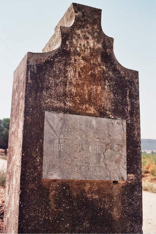 Monolito conmemorativo de la creacin de la II Fase de los Huertos Familiares. (F. Toms Garca, 2004)