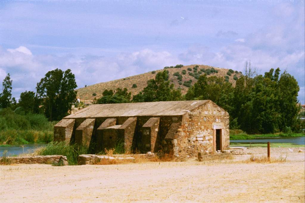 El molino de Lozano, en la falda suoreste del Castillo. (Foto T. García: 2003)