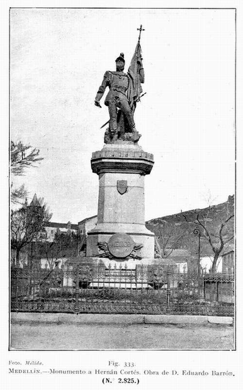 Fotografía del monumento a Hernán cortés con su verja de hierro, tal y como la encontró J. R. Mélida entre 1907 y 1910.