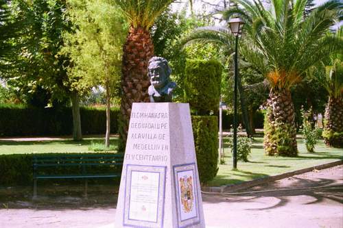 Busto de Hernán Cortés donada a Medellín por un C.M. de la Universidad Complutense. (5º Centenario del nacimiento de Hernán Cortés, 1985) (Foto T.García, 2002)