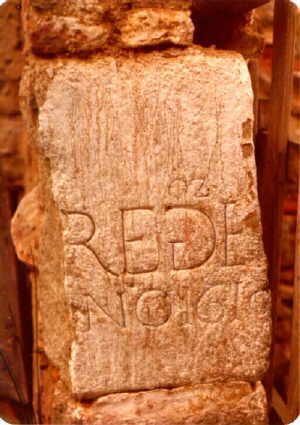 Piedra que servía de jamba en un "portal" de la casa de la Plaza de Hernán Cortés, número 13. (1977) 