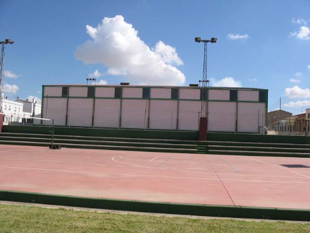 Vista del Polideportivo. Al fondo el pabellón cubierto, finalizado en 2003. (Foto: T. García, Octubre'04)