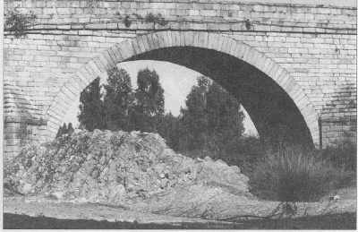 Pilar del antiguo puente. Para algunos el puente romano, para otros el renacentista, anterior al actual.