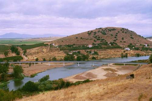 Panormica del moderno puente desde la fachada Norte del Castillo. Al fondo, la sierra de Remondo. (Foto: T. Garcia;  Agosto, 2002) 